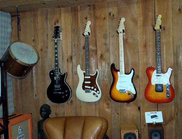 guitars.jpg (66320 bytes)