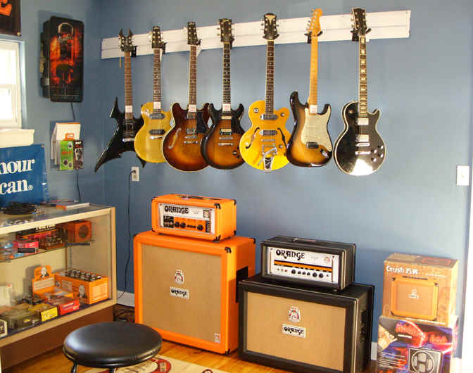 guitarcorner.jpg (418519 bytes)